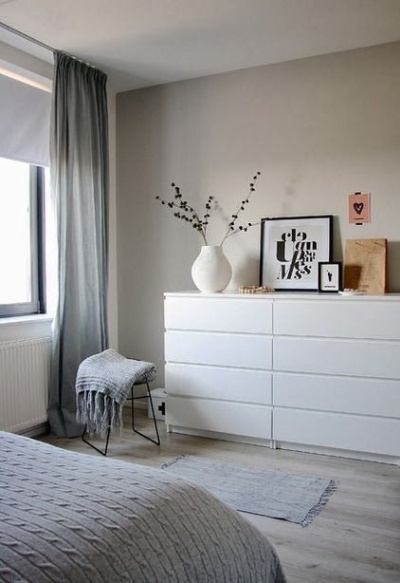 ideen schlafzimmer kommode Niche Utama Home FARROW BALL CORFFORTH WHITE IM SCHLAFZIMMER + WEISSE IKEA MALM