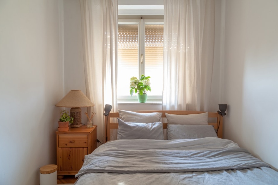 kleines schlafzimmer bett vor fenster Niche Utama Home Kleines Schlafzimmer einrichten:  Tipps für eine optimale