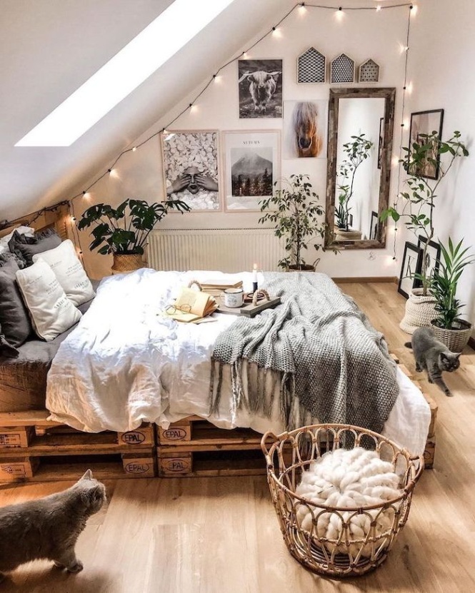 Niche Utama Home Originelle Zimmerdeko Schlafzimmer Mit Dachschräge Bett Aus